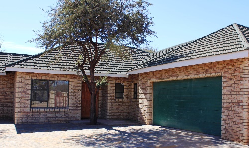 Corobrik Blue Barley Travertine bricks have been used in the mine houses built for staff working at Anglo American’s Kumba Iron Ore mine in Kathu.