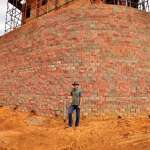 Manie Troskie stands next to a curved section of 7.5m Infrablok 350 closed-face walling.