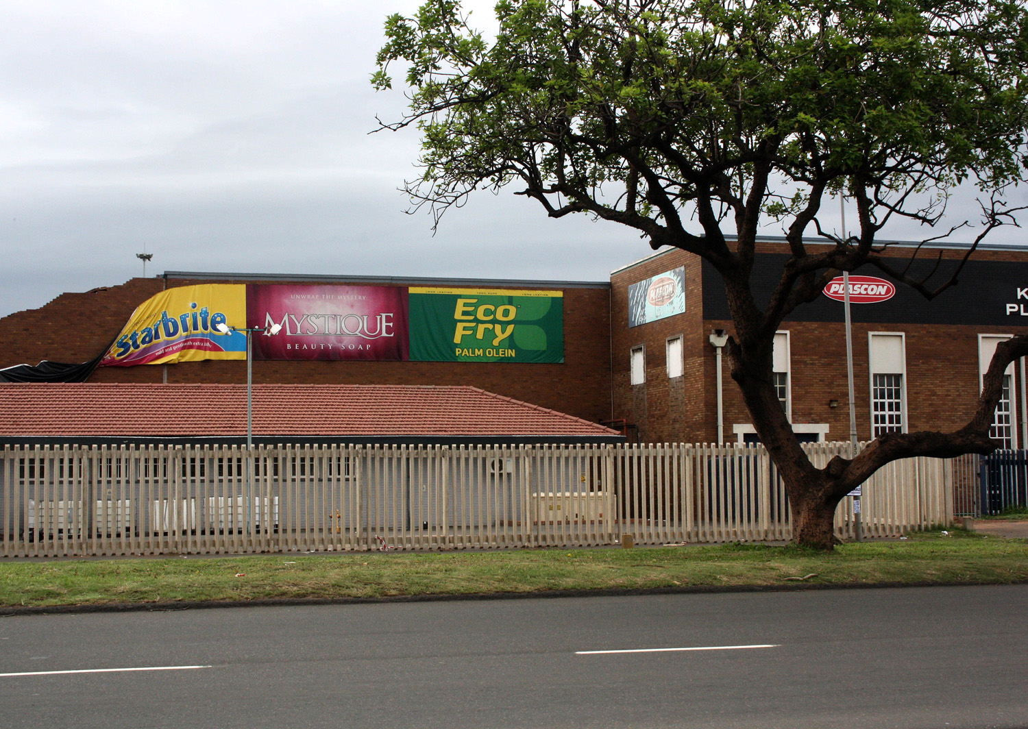 The firewall between two warehouses in Mobeni, south of Durban, withstood a six-hour fire, effectively saving the adjacent warehouse.