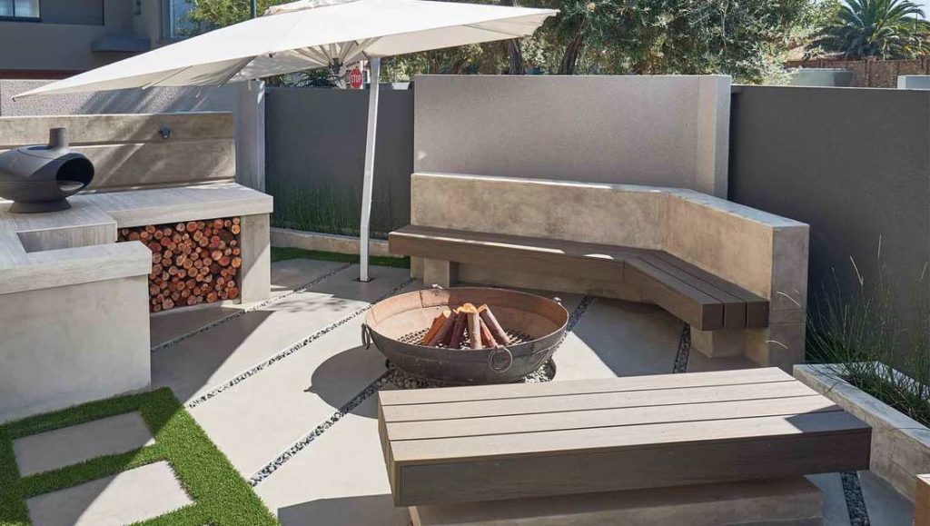 Cemcrete’s CemPlaster was used to coat the braai surround and seating area. The panels were created with Colour Hardener.