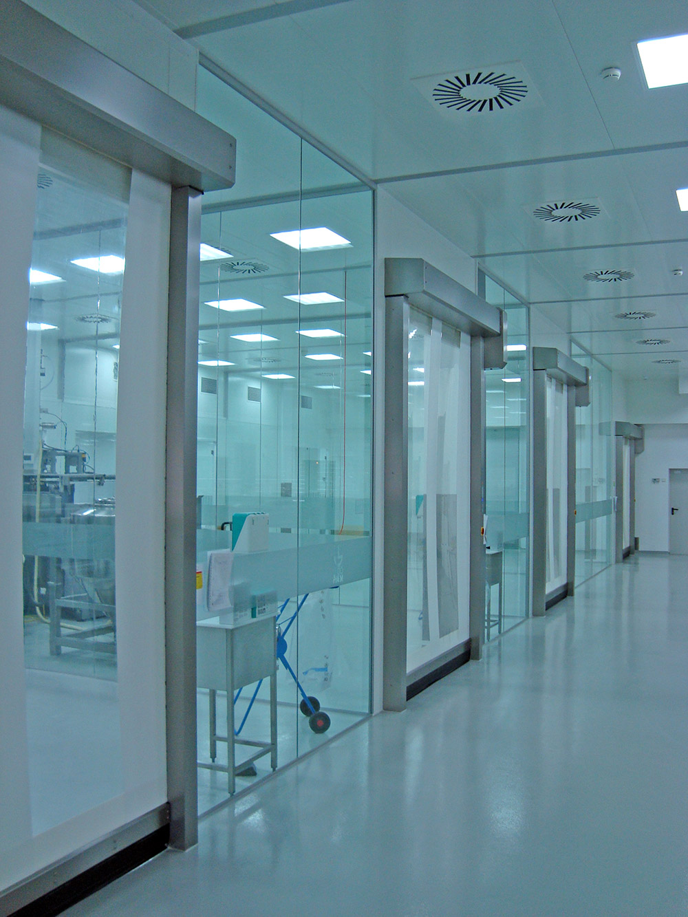 Spotless spaces with Maxiflex’s RR300 Clean Room Door