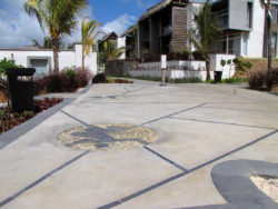 screedcrete paving decor with stone and pebble figures
