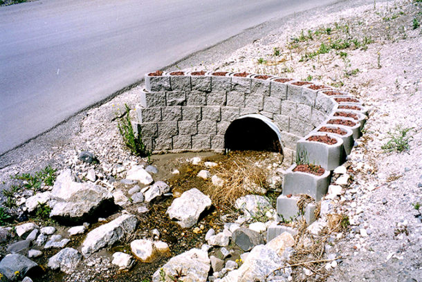 Storm water management on retaining walls