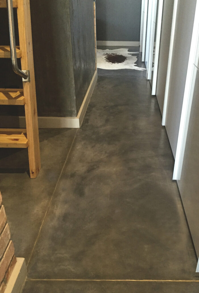 concrete flooring in passage with joint